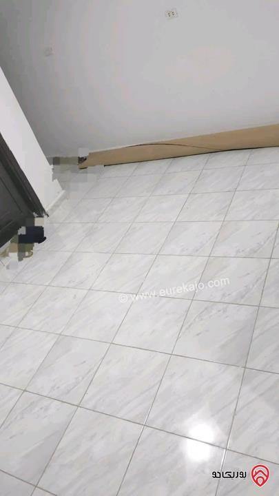 شقة مساحة 60م للبيع في اربد مقابل مدارس دار العلوم علي الشارع الرئيسي