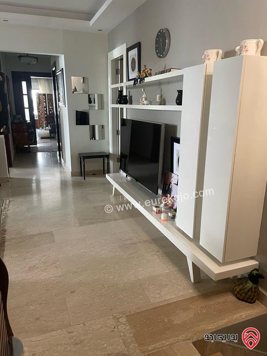 شقة دوبلكس طابق أرضي وشبه ارضي مساحة 310م داخلي و 300م خارجي للبيع في عمان - أم أذينة من المالك