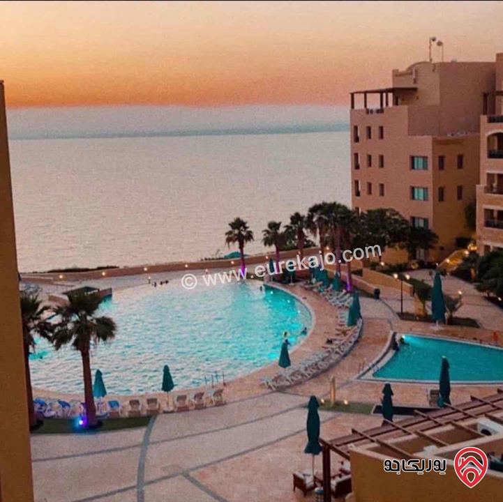 شقة مميزة مفروشة فرش كامل مساحة 155م مع اطلالة خلابة على البرك والبحر للبيع داخل منتجع سمارة البحر الميت