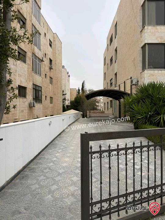 شقة طابق أرضي دوبلكس مساحة 418م داخلي و 250م خارجي للبيع في عمان - عبدون