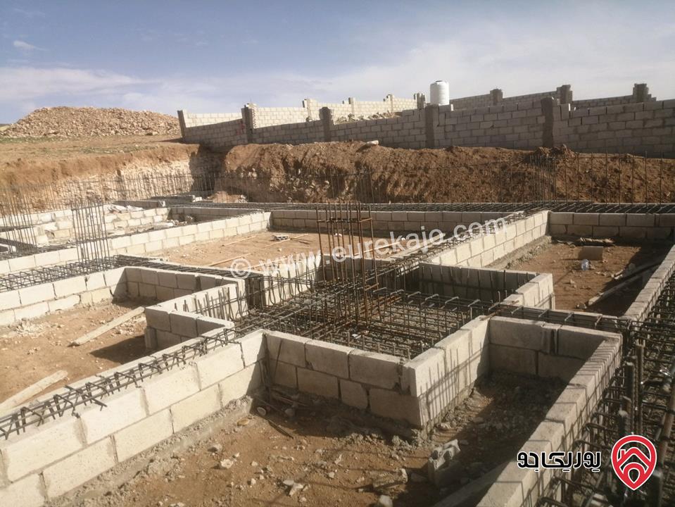 قطعة أرض مشترك مفروز مساحة 1700م مبني عليها طابق دوبلكس قابل للتعديل مساحة 250م للبيع في عمان - منطقة الموقر النقيرة 