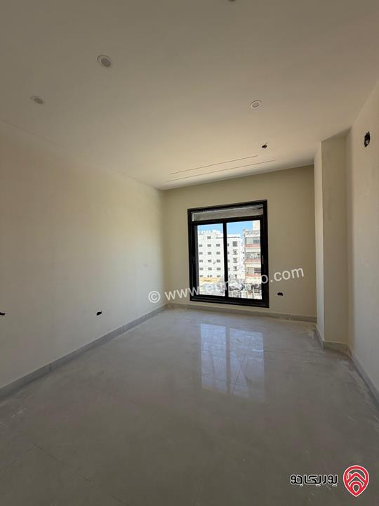 شقة طابق ثالث مع رووف مساحة 170م وترس 80م سوبر ديلوكس للبيع في عمان -  الجبيهة 