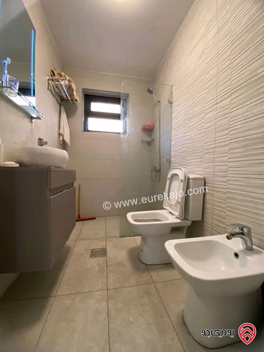 شقة مفروشة طابق أرضي مساحة 120م داخلي و 40م خارجي للإيجار في عمان - عبدون