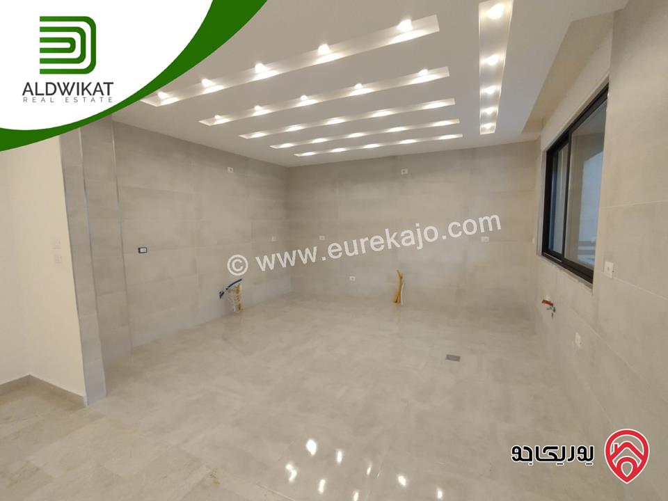 شقة للبيع في عمان - رجم عميش/قصر الصنوبر طابق تسوية مساحة البناء 280م ومساحة الترس 140م