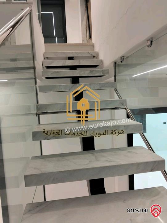 شقة طابق ثالث مع روف دوبلكس مساحة 185م فارغة للإيجار في عمان - الجندويل 