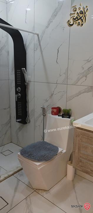 فيــلا فـاخرة طـابقـين مساحة 400م على أرض 723م للبيــع في الزرقاء الصحفـييـن 