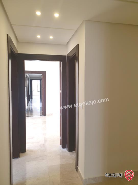 شقه فخمة طابق أول مساحة 250م للإيجار في عمان - أم أذينة