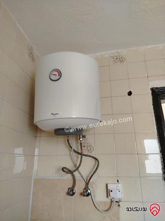 شقة طابق ثاني فني مساحة 60م للايجار في اربد بجانب كلية بنات اربد غرفتين نوم وصالة ومطبخ وحمام