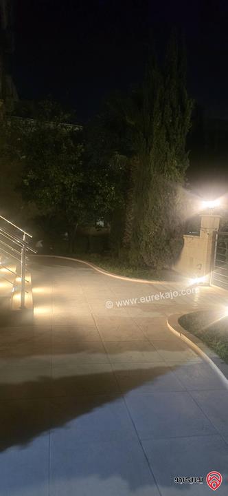 شقة ارضية مساحة 248م داخلي و 350م خارجي للبيع في عمان - ام اذينة