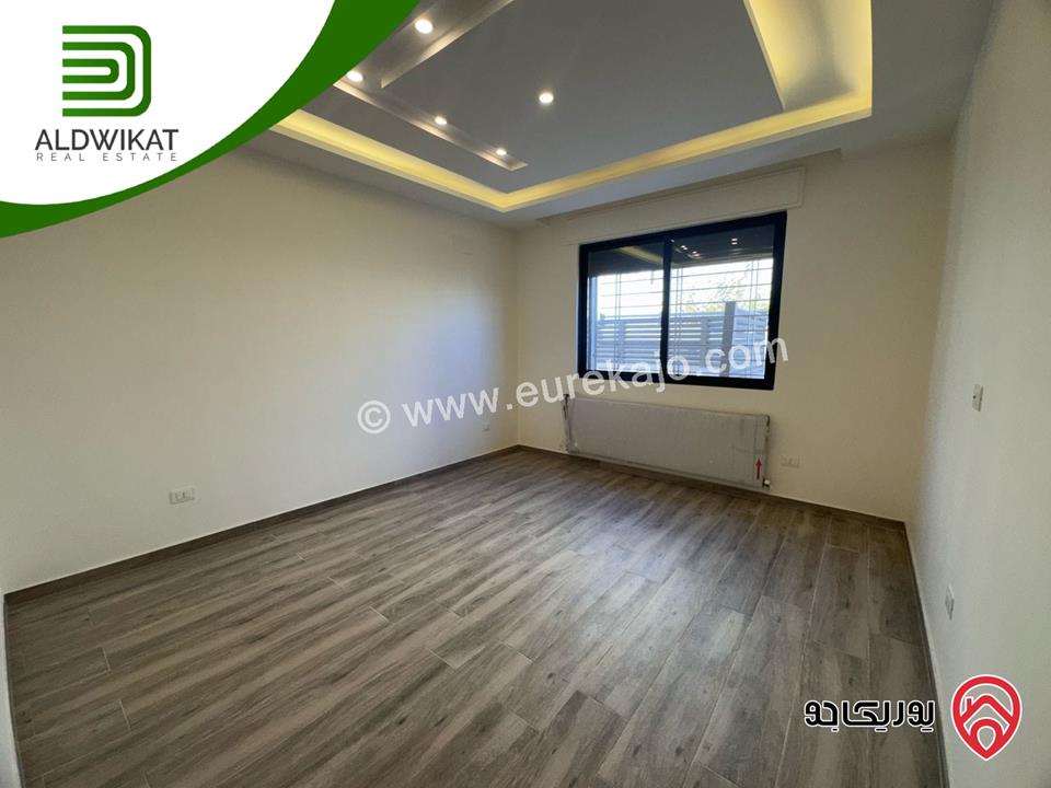شقة ارضية للبيع في عمان - رجم عميش / طريق المطار مساحة البناء 210م ومساحة الحديقة 200م