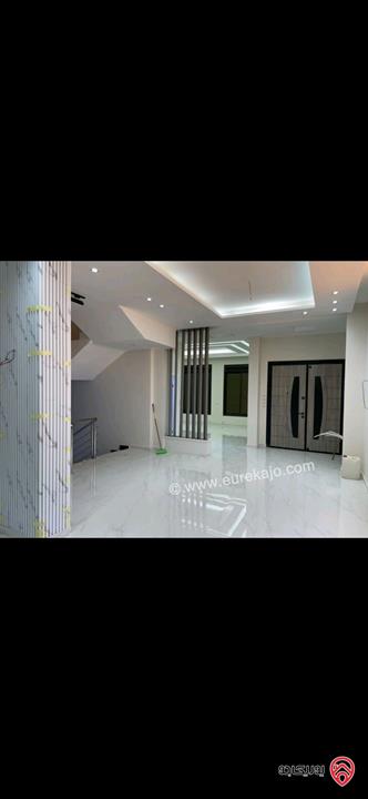 فلل متلاصقة عدد 2 مساحة كل فيلا 400م للبيع في اربد شرق صالة السفير 