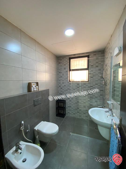 شقة طابق شبه ارضي مساحة 200م داخلي و 70م خارجي للبيع مفروشة في عمان - عبدون