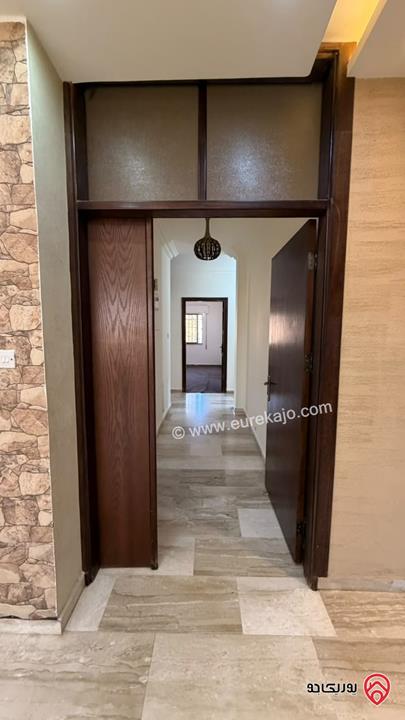 شقة طابقية مساحة 235م طابق ثالث للبيع في عمان - الجبيهة حي المنصور