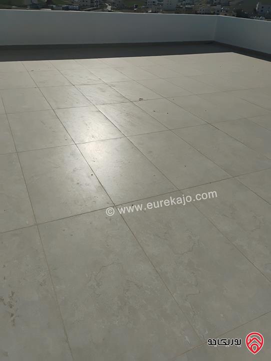 شقة طابق ثالث مع روف مساحة 190م مع ترس 110م للبيع بالأقساط في الزرقاء الجديدة