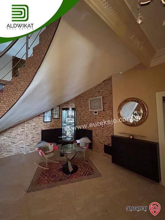 فيلا مستقلة مفروشة للبيع في عمان - ناعور مساحة الارض 1050م ومساحة البناء 1000م ومساحة الحديقة 400م ومساحة الترس 200م موقع اطلالة رائع ومميز