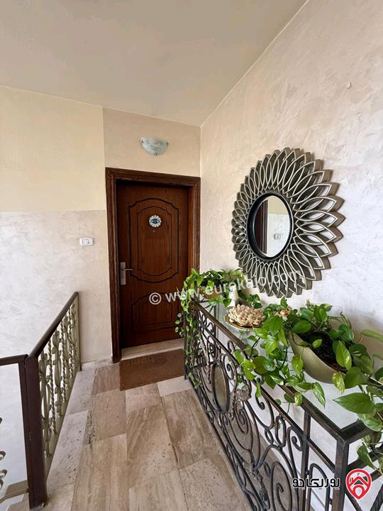 شقة طابق ثالث مساحة 174م + روف 150م للبيع في عمان - السابع 