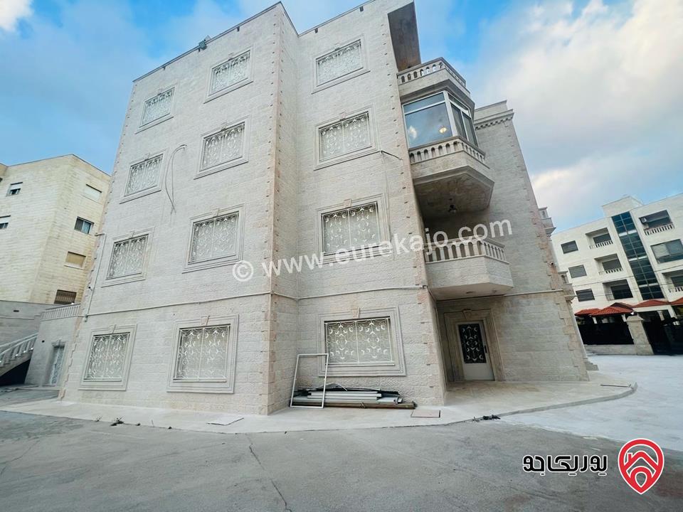 قصر فخم مساحة البناء 2 دونم على أرض 1 دونم و 250م للبيع في عمان - الجبيهة بسعر مغري 