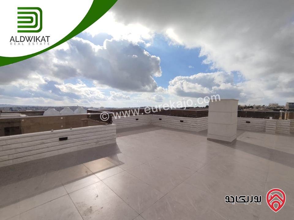 شقة للبيع في عمان - ام السماق/ قرب مكة مول طابق اخير مع رووف مساحة البناء 220م ومساحة الترس 140م