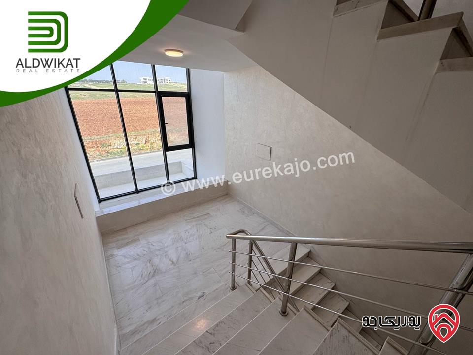 شقة مميزة طابق ثاني للبيع في عمان - حي الصحابة رجم عميش مساحة 250م والترس 10م