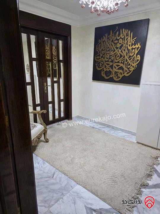 شقة طابقية طابق ثالث مساحة 305م للبيع في عمان - الرابية