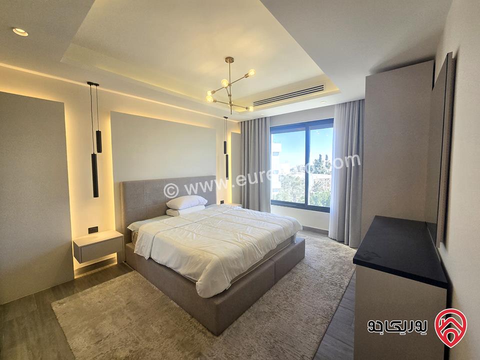 شقة مفروشة دوبلكس اخير مع رووف مساحة 300 متر فخمة ومطلة للإيجار السنوي في جبل عمان 