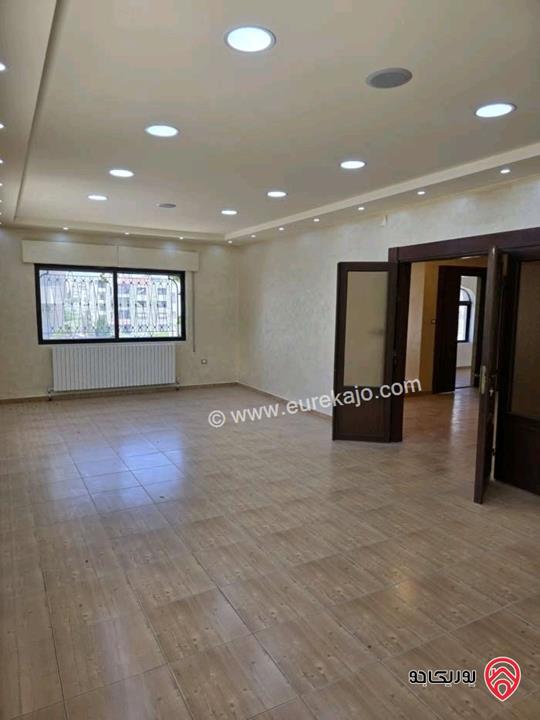 شقة طابق أول مساحة 300م للايجار في عمان - ام اذينة