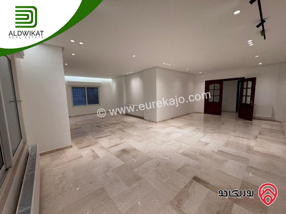 شقة فاخره ارضية للايجار في عمان - دير غبار مساحة البناء 280م ومساحة الحديقة 100م والترس 150م موقع مميز تصلح للسفارات والهيئات الدبلوماسية