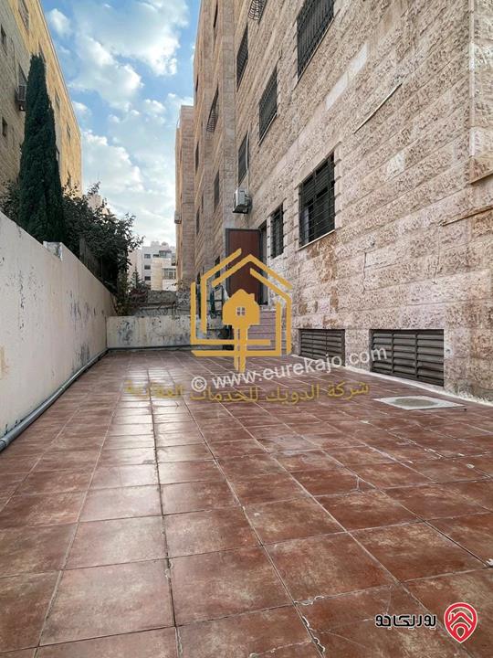 شقة فارغة أرضية مساحة 130م داخلي و 80م خارجي للايجار في عمان - الجبيهة 