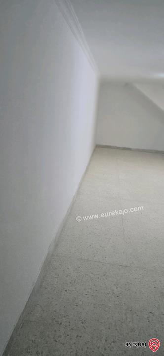 شقة شبه ارضية مكشوفة مساحة 175م مع ترس 60م للبيع في عمان - الجاردنز