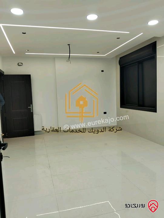 شقة طابق ثالث مع روف دوبلكس مساحة 185م فارغة للإيجار في عمان - الجندويل 