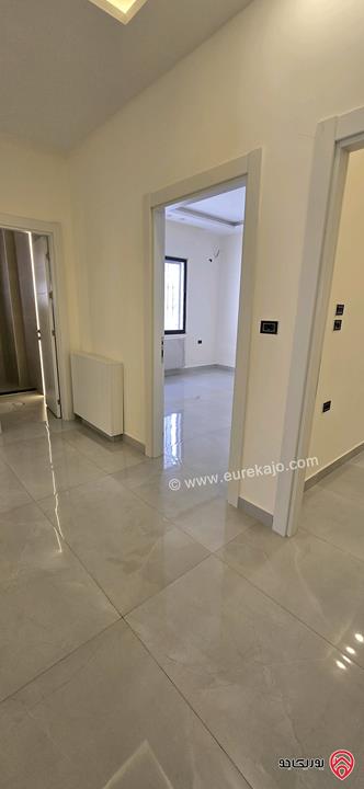 شقة مميزة طابق أرضي دوبلكس مساحة 287م داخلي و 240م خارجي للبيع في عمان - الجندويل