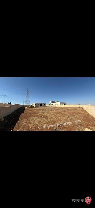 قطعة أرض مساحة 2 دونم عليها منزل غير مشطب 200م للبيع في الزرقاء - جريبا