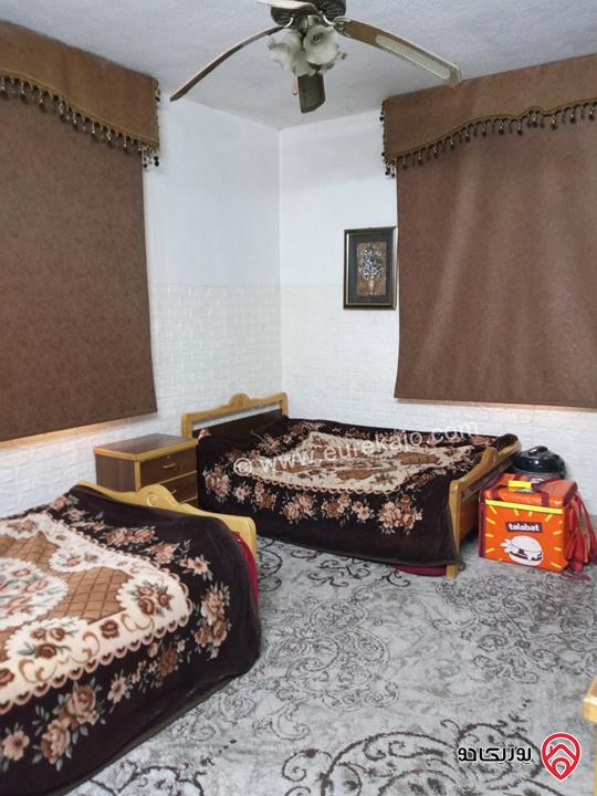 شقة مع روف مساحة 124م للبيع في عمان - الياسمين بالقرب من دوار الصخرة 