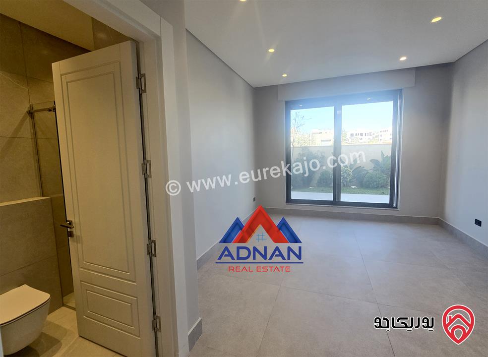 فيلا متلاصقة جديدة مساحة 763م على أرض 530م مع مسبح واطلالة عالية للبيع في عمان - عبدون