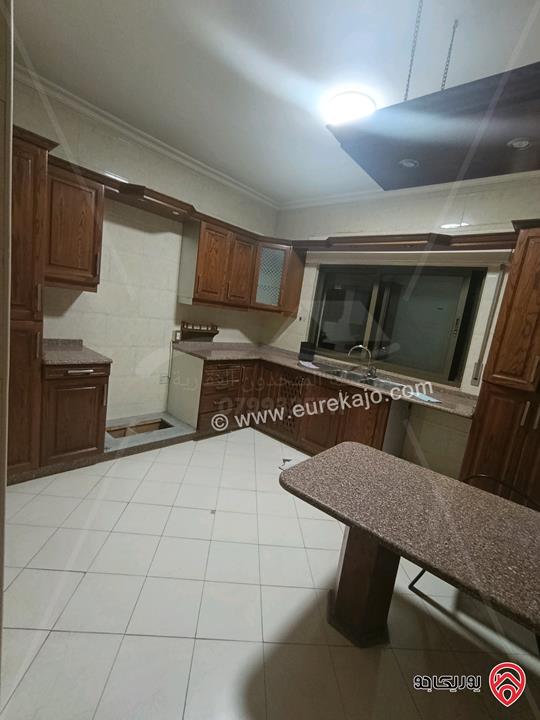 شقة فارغة مساحة 150م طابق ثالث للايجار للعرسان او عائلة صغيرة في عمان - الرابية