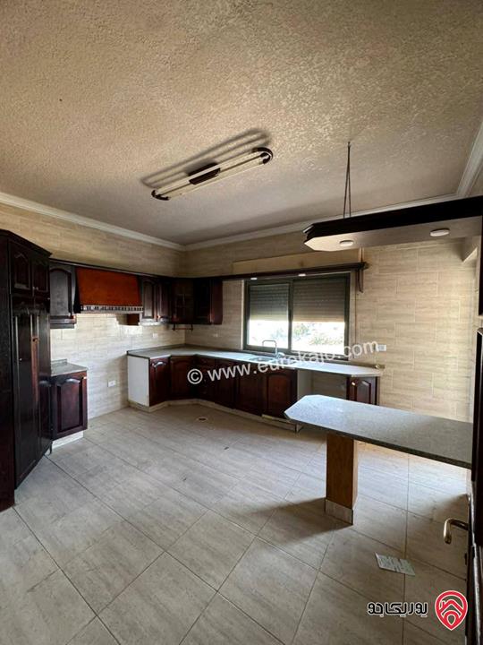 شقة فارغة طابق ثاني مساحة 220م للايجار في عمان - خلدا