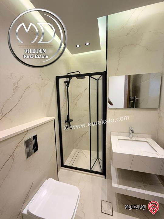 شقة دوبلكس طابق اخير مع روف للبيع في عمان - ضاحية النخيل مساحة 210م مع تراسات تشطيبات ديكورات عصرية فاخرة 