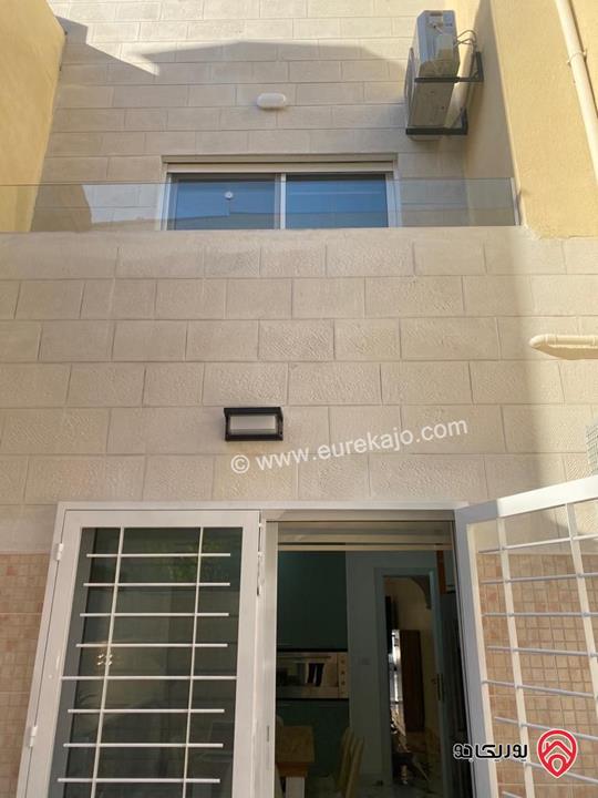 شبه فيلا متلاصقة مفروشة للبيع في عمان - ام السماق مساحة الارض 150م ومساحة البناء 180م بسعر مغري