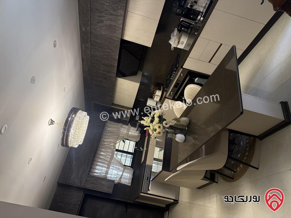 شقة ديلوكس أرضية مساحة 210م داخلي و 120م خارجي للبيع مفروشة في عمان - تلاع العلي