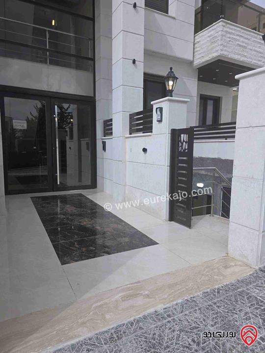 شقة شبه ارضي واسعة مساحة 185م داخلي وخارجي 220م ومشمسة تشطيبات ديلوكس للبيع في عمان - شفا بدران