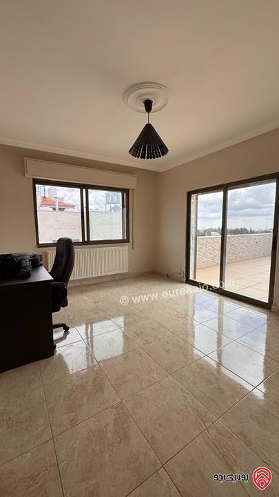 شقة طابق اخير مساحة 187م مع رووف منفصل 48م وترس 110م للبيع في عمان - مرج الحمام