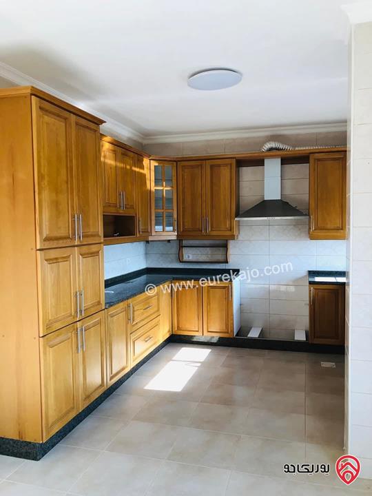 شقة طابق ثالث مساحة 205م مع روف 25م للبيع في عمان - الكرسي