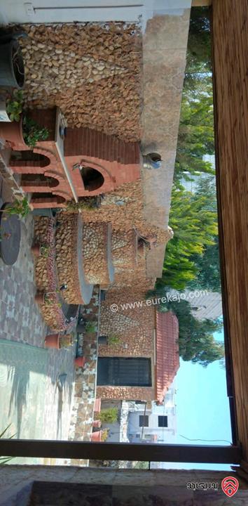 فيلا مساحة 500م على ارض 1080م للبيع في المفرق حي الحياك على طريق ارحاب بجانب مدارس الجود العالمية