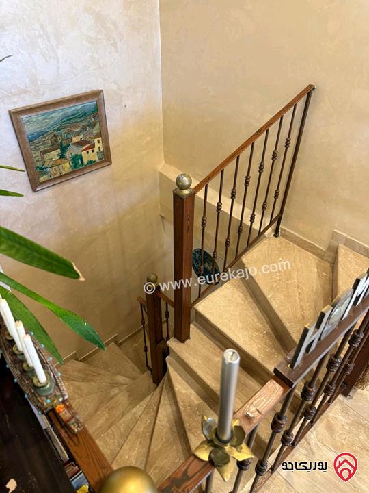 شقة طابق ثالث مساحة 174م + روف 150م للبيع في عمان - السابع 