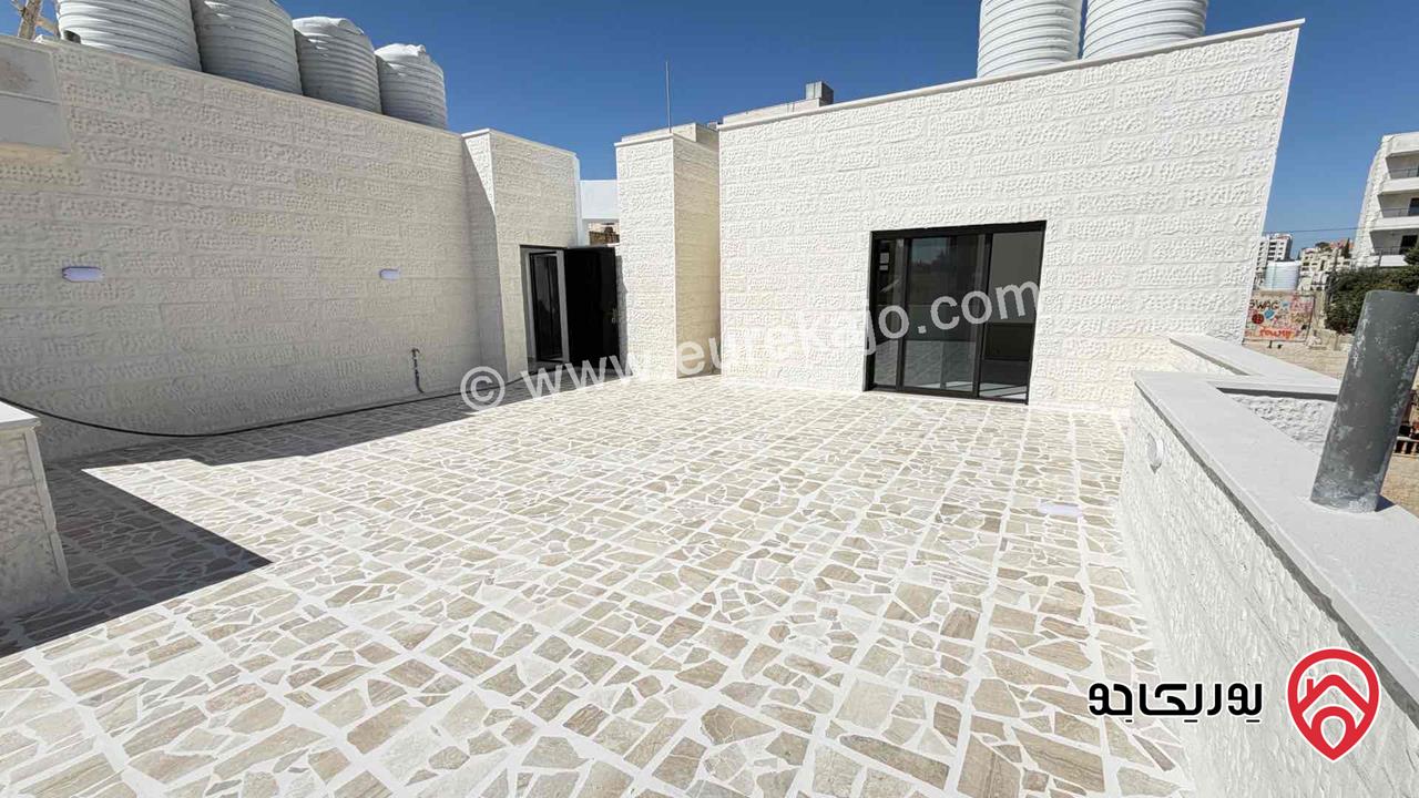 شقة طابق أخير دوبلكس مساحة الشقة 153م مع روف مبني 55م وترس خارجي 70م للبيع في عمان - خلدا 