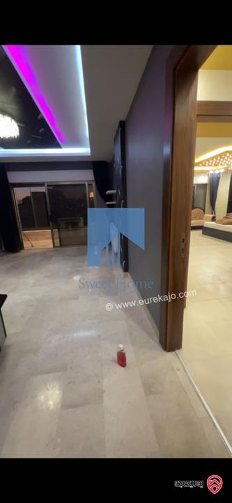 شقة طابق ثالث 185م مع روف 100م تشطيب سوبر ديلوكس للبيع في عمان - أم أذينة