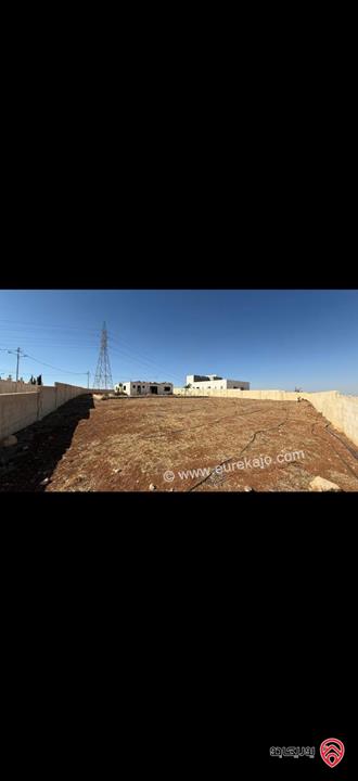 قطعة أرض مساحة 2 دونم عليها منزل غير مشطب 200م للبيع في الزرقاء - جريبا