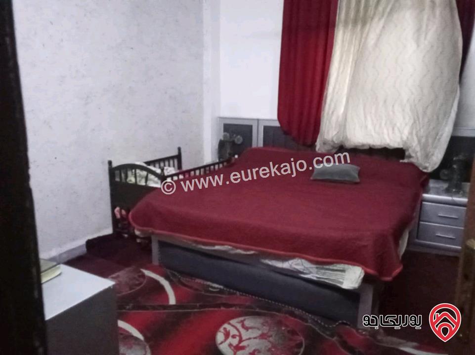 شقة شبه مستقلة مساحة 180م طابق أول للبيع في الزرقاء شارع الجيش مقابل سوق باب المدينة 