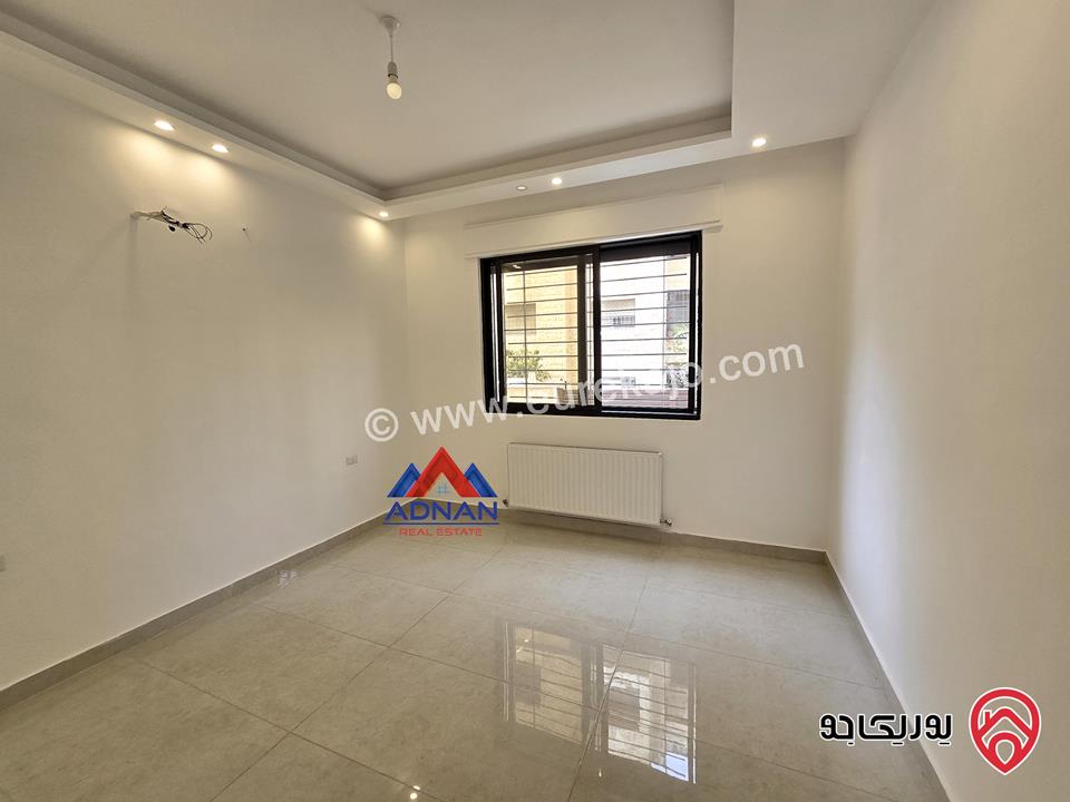 شقة ارضية جديدة مساحة 225م داخلي و 100م خارجي مع مدخل خاص للإيجار الفارغ السنوي في عمان - ضاحية الامير راشد