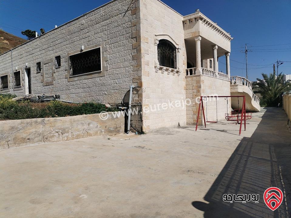 منزلين للبيع بجانب بعض على قطعة ارض واحدة مساحة 1 دونم و 361م في اربد